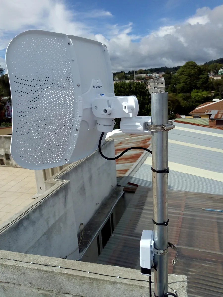Antena LiteBeam instalada en azotea