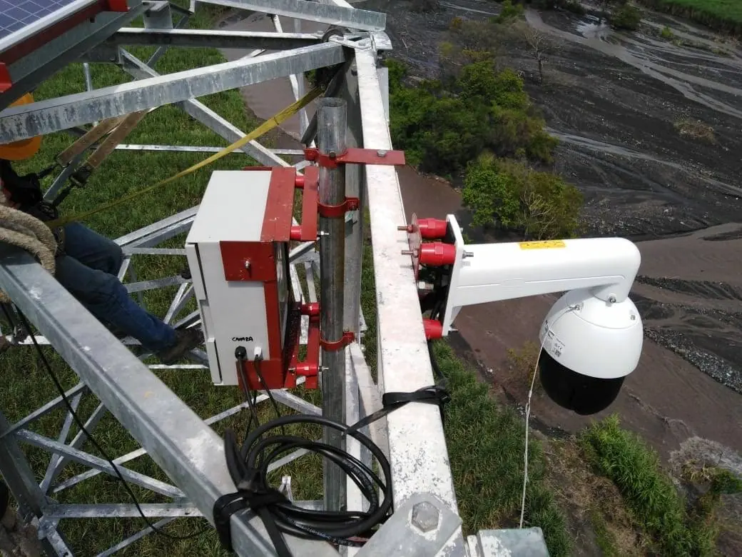 Cámara PTZ instalada en torre