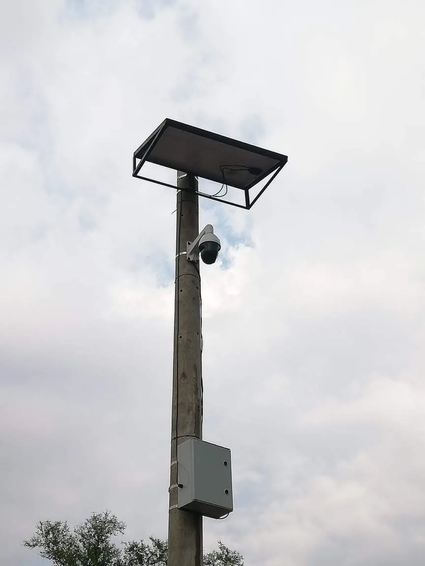 Sistema de vigilancia instalado en poste