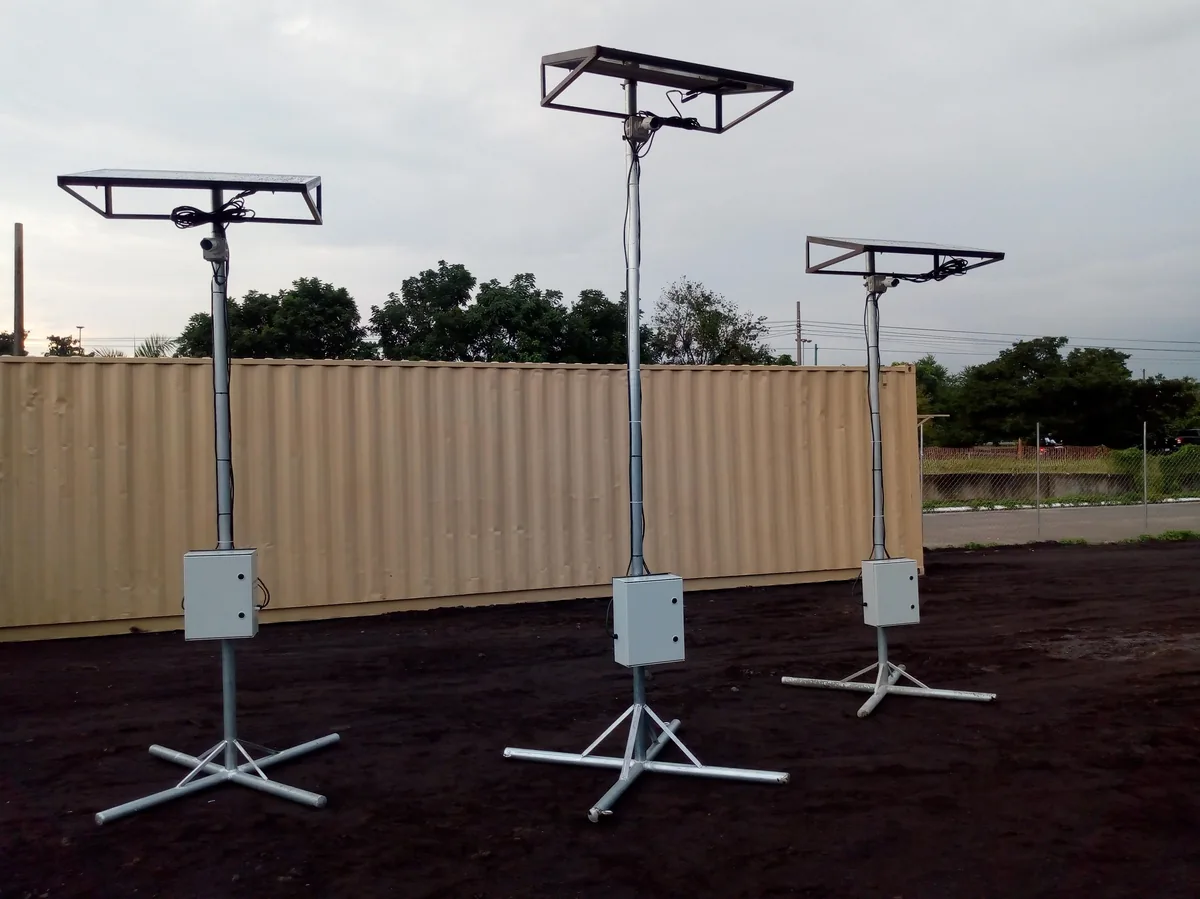 Torres de vigilancia autónomas con paneles solares